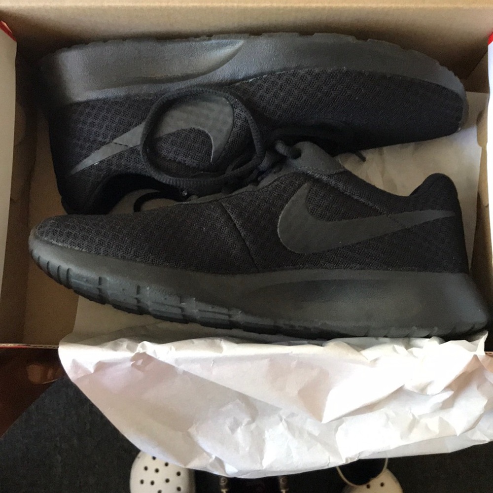 Comes with box! Nike Black Tanjun Shoe